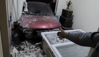 erzurumda fren yerine gaza basan surucu evin yatak odasina girdi q5afPmvI