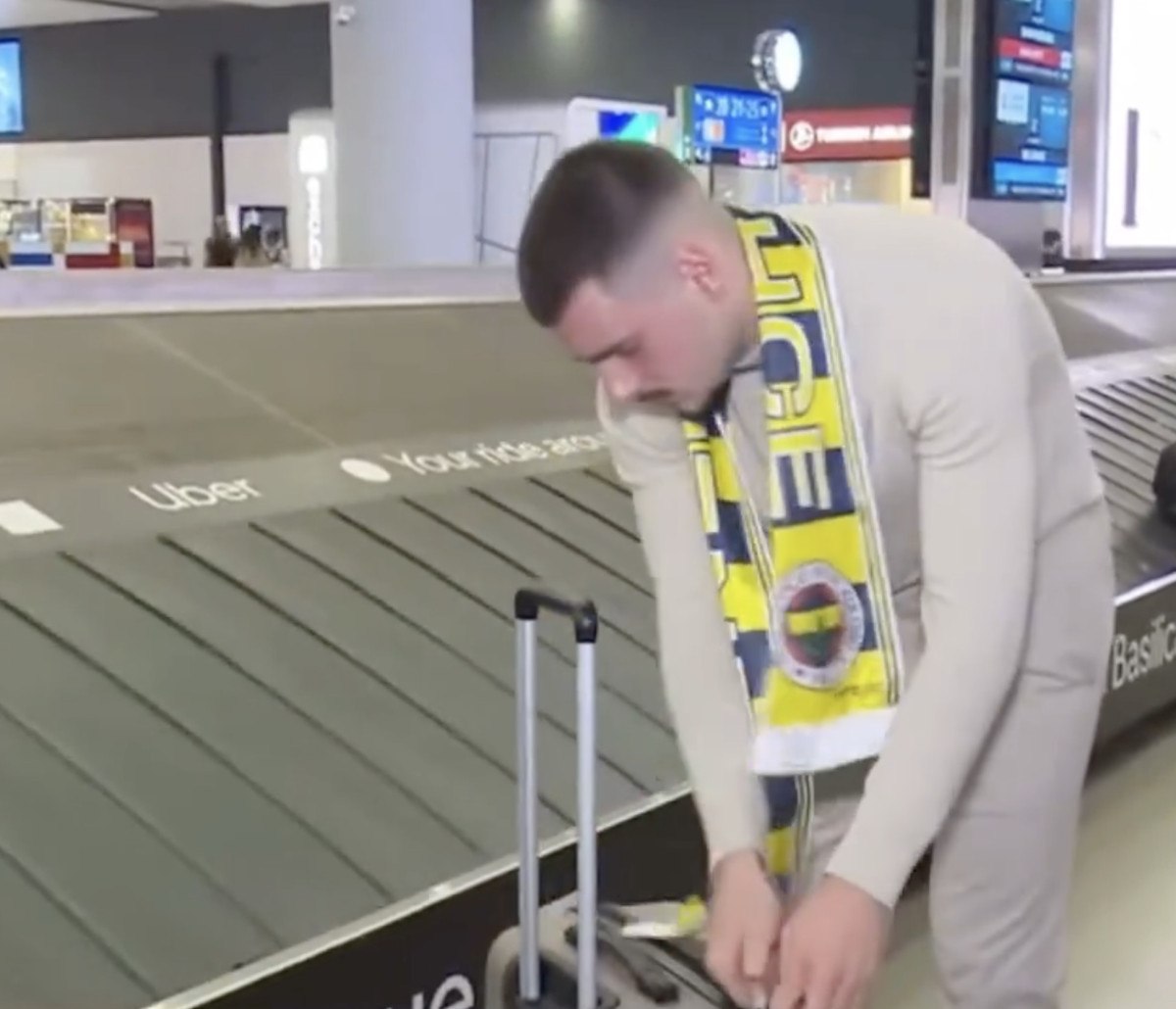 Fenerbahçe'nin yeni transferi Mimovic bavulunu karıştırdı 1 fenerbahcenin yeni transferi mimovic bavulunu karistirdi 0 uwk1vpsS