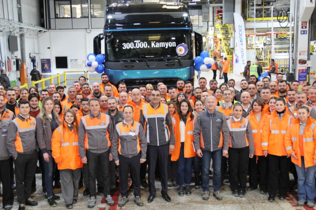 ford trucks 300 bininci kamyonunu banttan indirdi 0 G2L19sdT