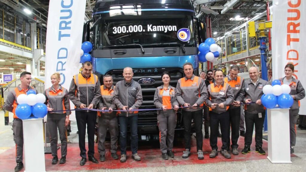 ford trucks 300 bininci kamyonunu banttan indirdi 1lrViJkw