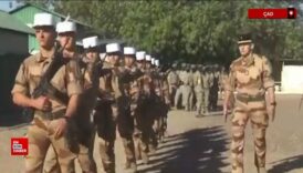 fransa caddaki son askeri ussunu de orduya devretti fSHa8jAX