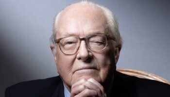 fransada asiri sagci le penin mezarina balyozlu saldiri SeqcDrtk