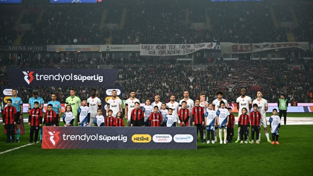 galatasarayda 4 futbolcu cezali duruma dustu RtVaAXXF