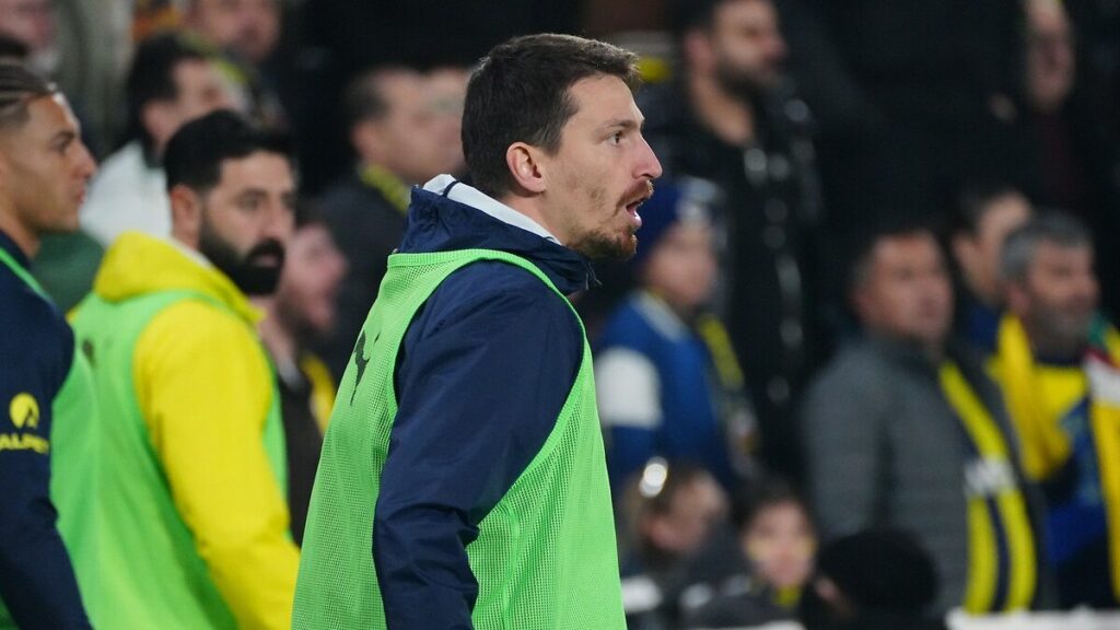 galatasaraydan mert hakan yandas gondermesi FJR47Lt4