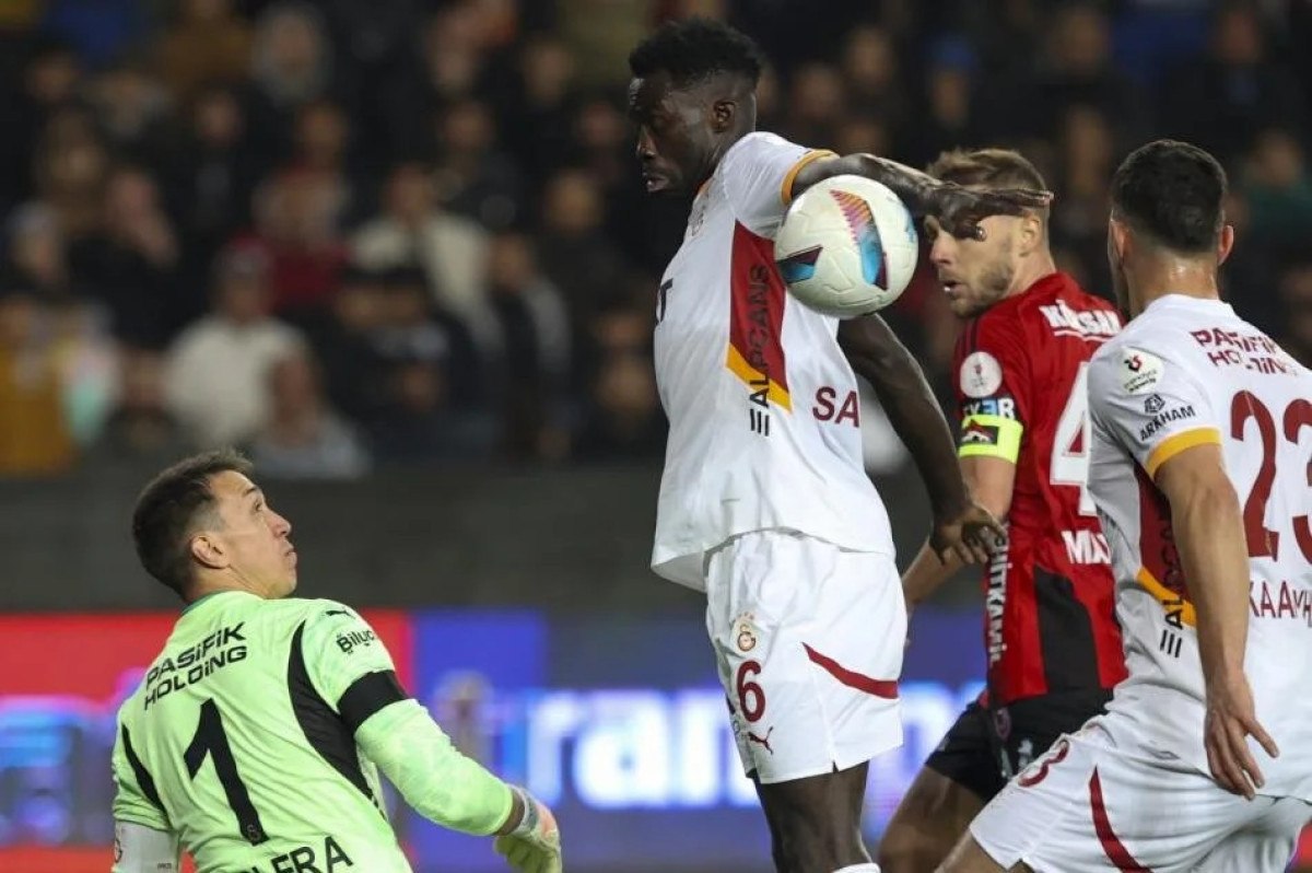 Gaziantep FK - Galatasaray maçının tartışmalı pozisyonlarını hakem yorumcuları değerlendirdi 2 gaziantep fk galatasaray macinin tartismali pozisyonlarini hakem yorumculari degerlendirdi 1 bOiXmhdn