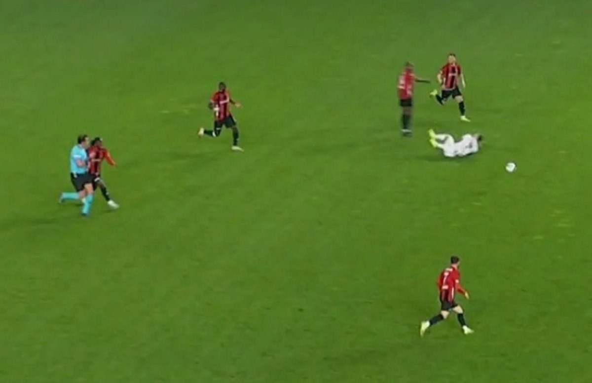 Gaziantep FK - Galatasaray maçının tartışmalı pozisyonlarını hakem yorumcuları değerlendirdi 3 gaziantep fk galatasaray macinin tartismali pozisyonlarini hakem yorumculari degerlendirdi 2