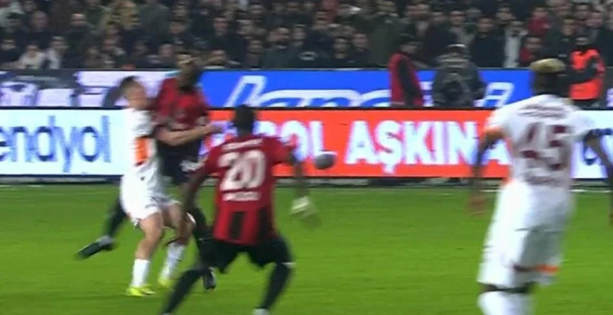 Gaziantep FK - Galatasaray maçının tartışmalı pozisyonlarını hakem yorumcuları değerlendirdi 4 gaziantep fk galatasaray macinin tartismali pozisyonlarini hakem yorumculari degerlendirdi 3 Or73aAtT