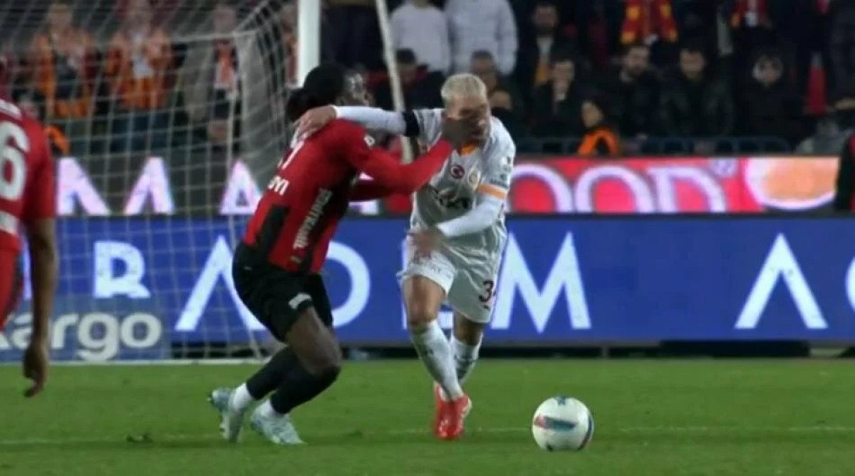 Gaziantep FK - Galatasaray maçının tartışmalı pozisyonlarını hakem yorumcuları değerlendirdi 5 gaziantep fk galatasaray macinin tartismali pozisyonlarini hakem yorumculari degerlendirdi 4