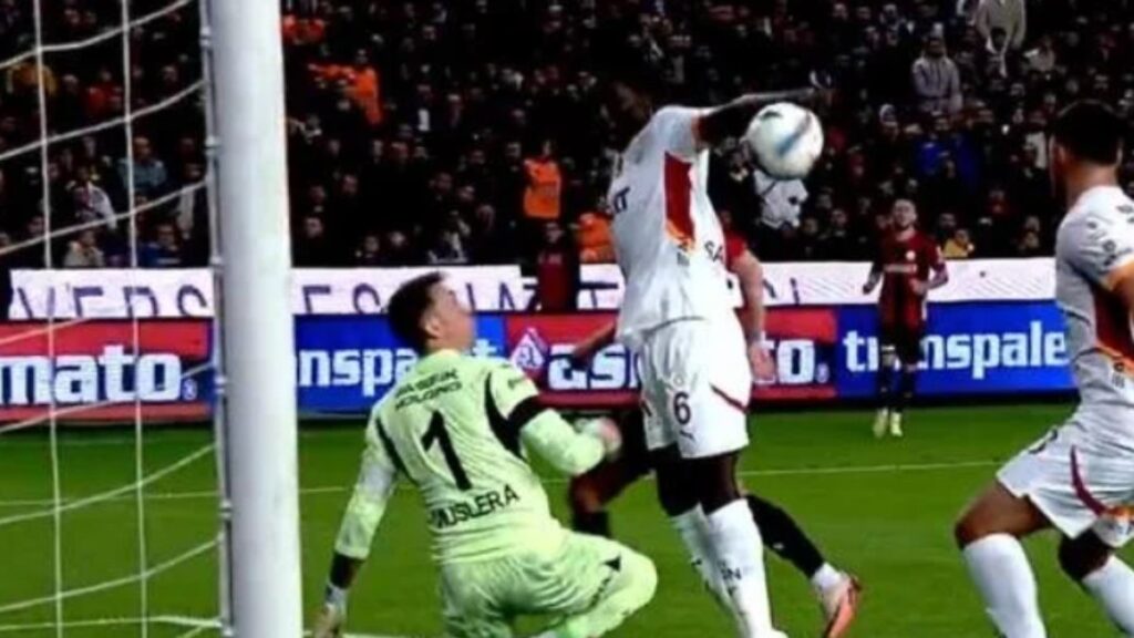 gaziantep fk penalti bekledi oyun devam etti RmW3OW4i