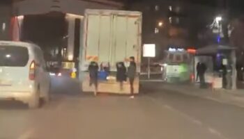 gaziantepte 4 cocuk kamyona asilarak yolculuk yapti bXaskSr9