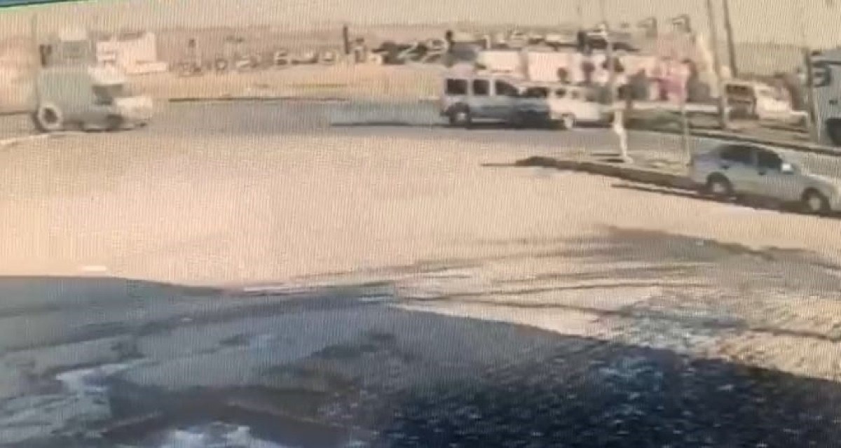 Gaziantep'te hafif ticari araç otomobile çarptı: 14 yaralı 1 gaziantepte hafif ticari arac otomobile carpti 14 yarali 0 iUECe4bc