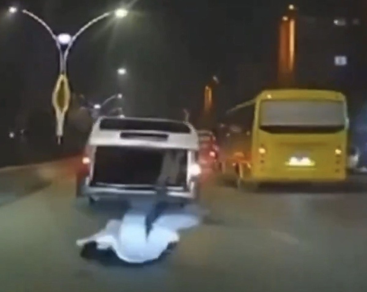 Gaziantep'te seyir halindeki aracın bagajından yola düştü 1 gaziantepte seyir halindeki aracin bagajindan yola dustu 0