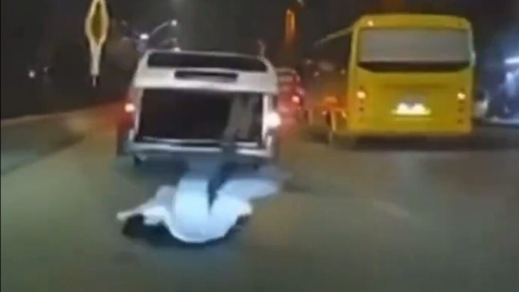 gaziantepte seyir halindeki aracin bagajindan yola dustu kbuqeafj