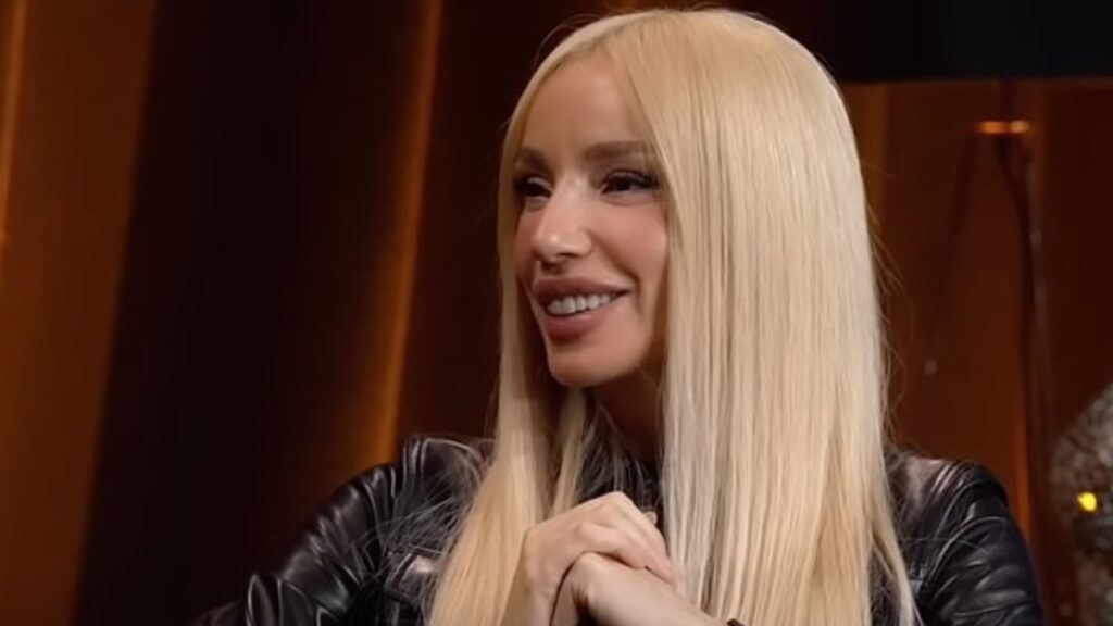 gulsen en buyuk takintisini acikladi dizlerim mosmor QsHmgHKP