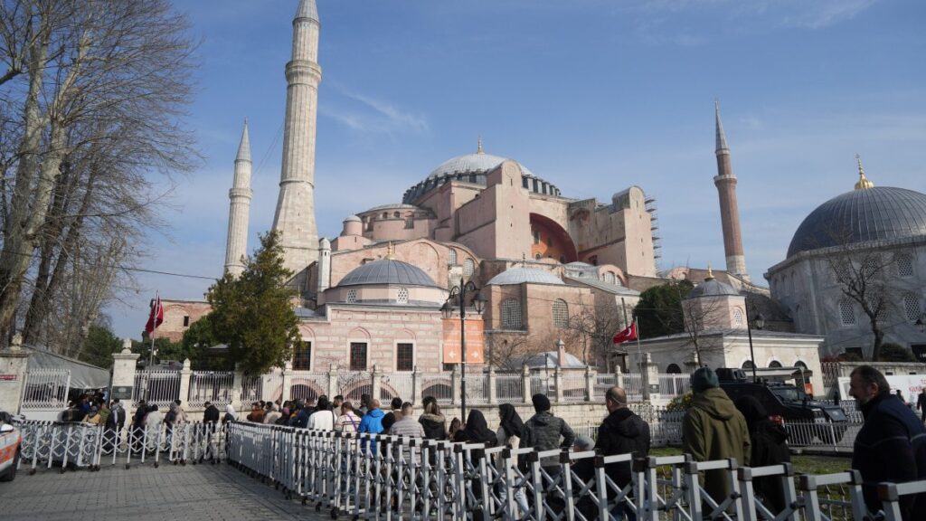 guzel havayi firsat bilenler ayasofya camiine akin etti p3K1sMv3