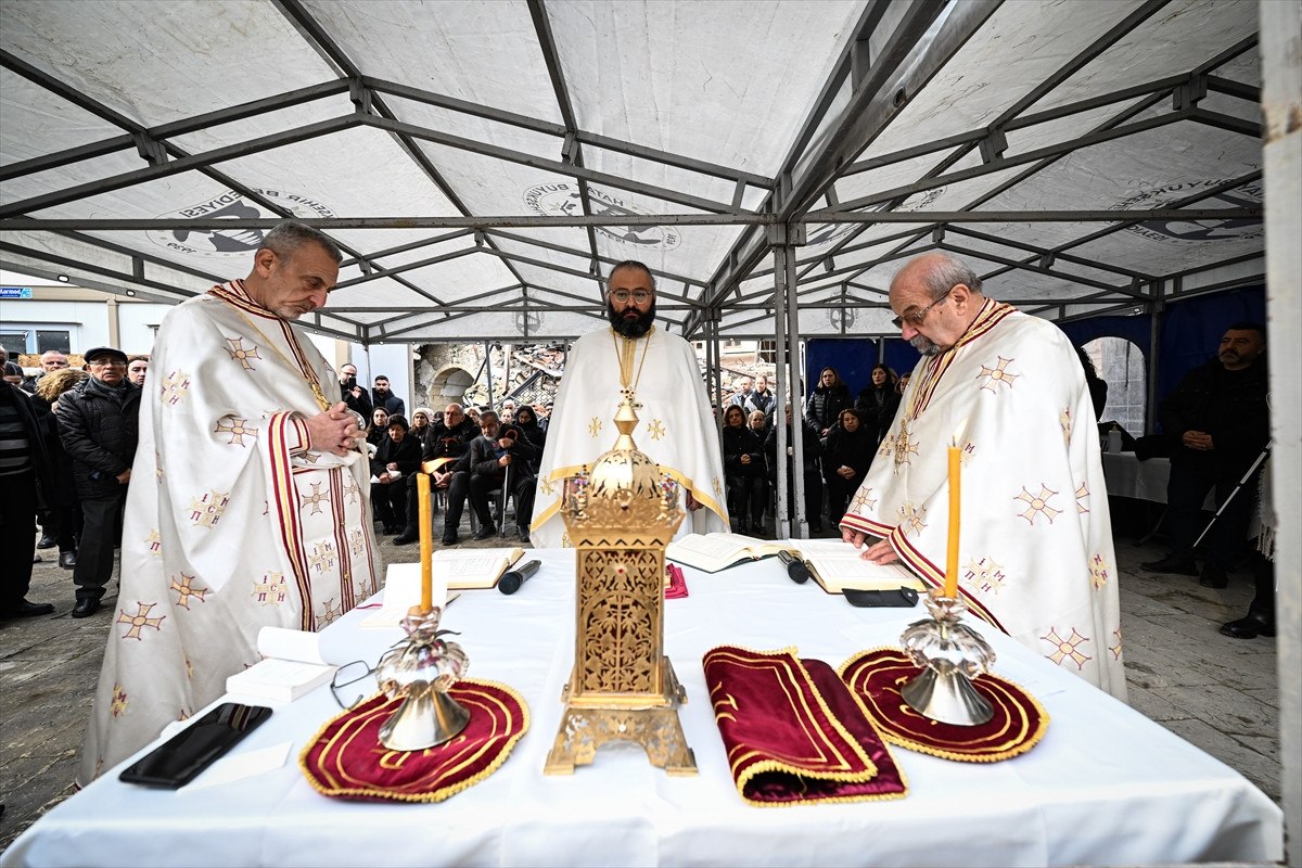 hatayda depremde olenler icin kilise enkazi onunde ayin yapildi 0 TUnJ6jtW