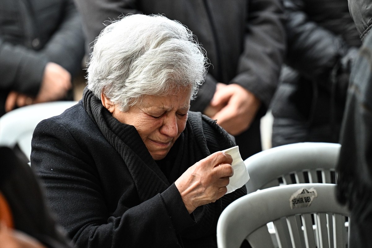 hatayda depremde olenler icin kilise enkazi onunde ayin yapildi 2 nJAFYM76