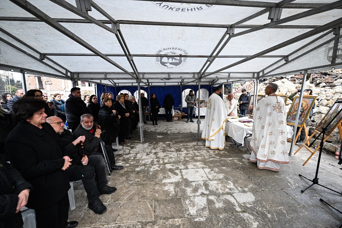 hatayda depremde olenler icin kilise enkazi onunde ayin yapildi 5 bkLrB6fH