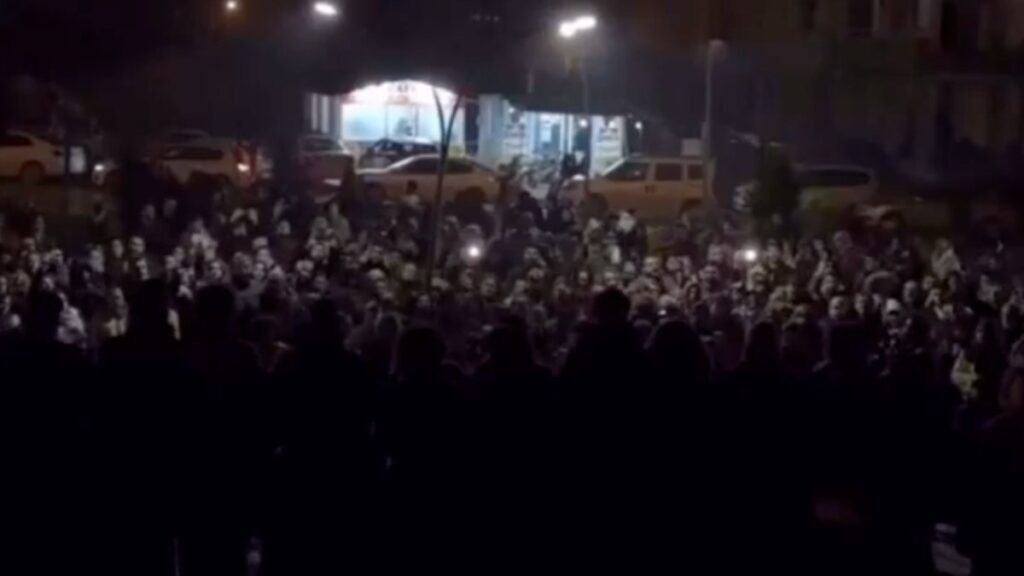 hatayda depremzedelerden ayrilik sarkisi PtYWVYVf