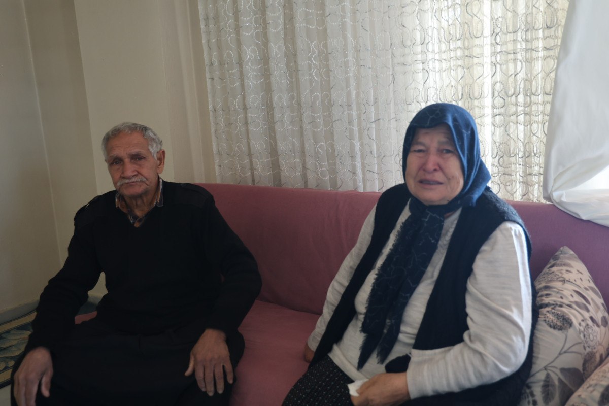 hatayda enkazdan cenazesini cikardigi kizinin mezarini ziyaret etti kizim kalk ben geldim 0 fZIEizXG