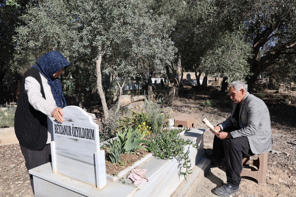 hatayda enkazdan cenazesini cikardigi kizinin mezarini ziyaret etti kizim kalk ben geldim 4 nYH7eGns
