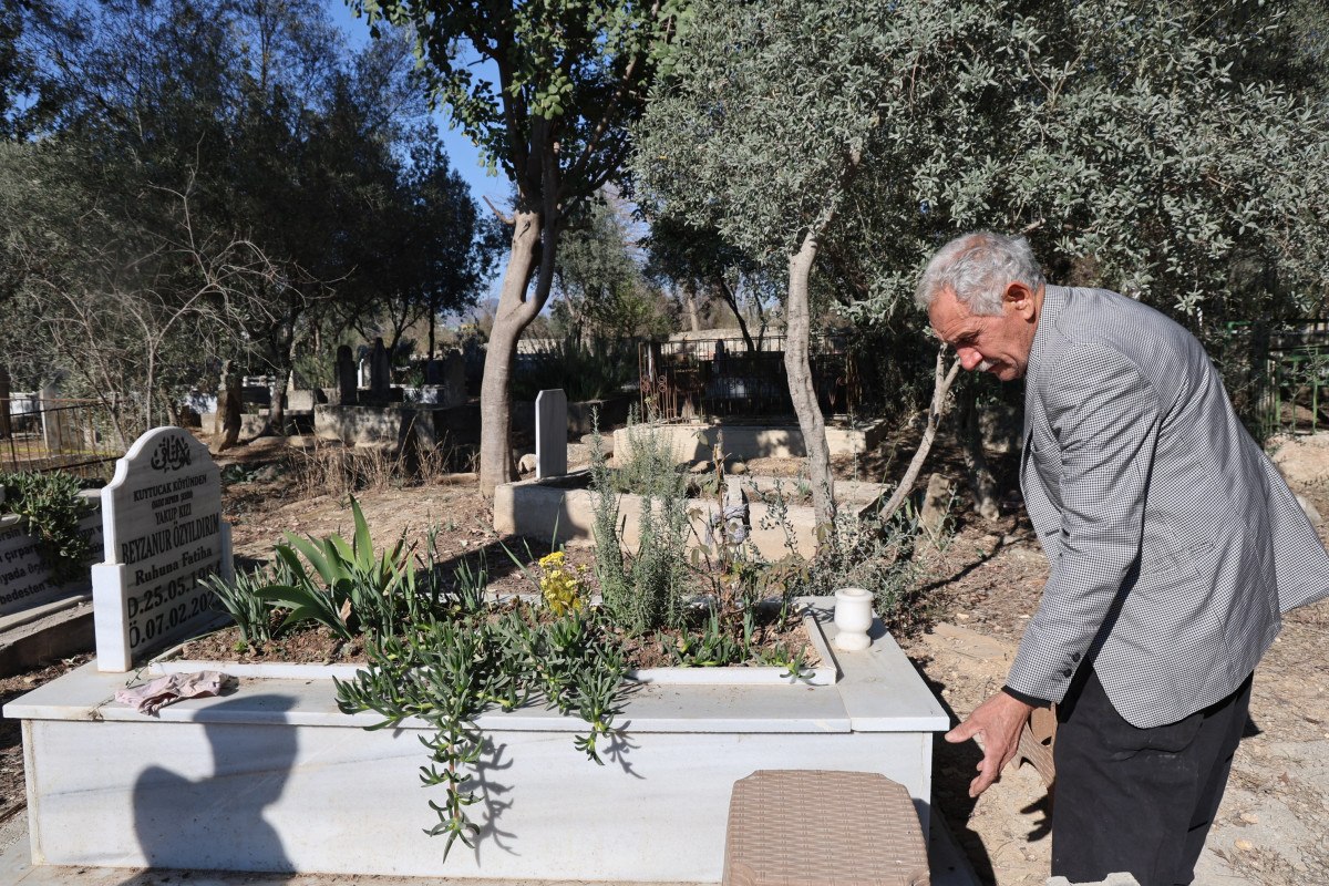 hatayda enkazdan cenazesini cikardigi kizinin mezarini ziyaret etti kizim kalk ben geldim 5 Oj7YiACW