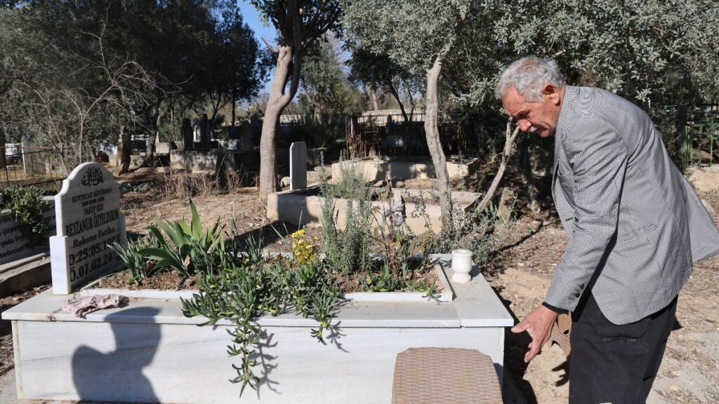 hatayda enkazdan cenazesini cikardigi kizinin mezarini ziyaret etti kizim kalk ben geldim SzLeERxU