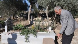 hatayda enkazdan cenazesini cikardigi kizinin mezarini ziyaret etti kizim kalk ben geldim SzLeERxU