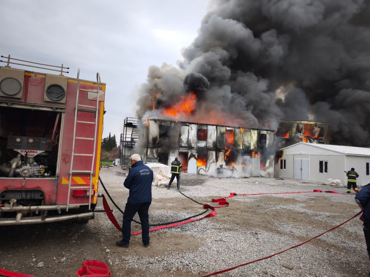 Hatay'da konteyner yemekhane alevlere teslim oldu 2 hatayda konteyner yemekhane alevlere teslim oldu 1 usV8lmN3