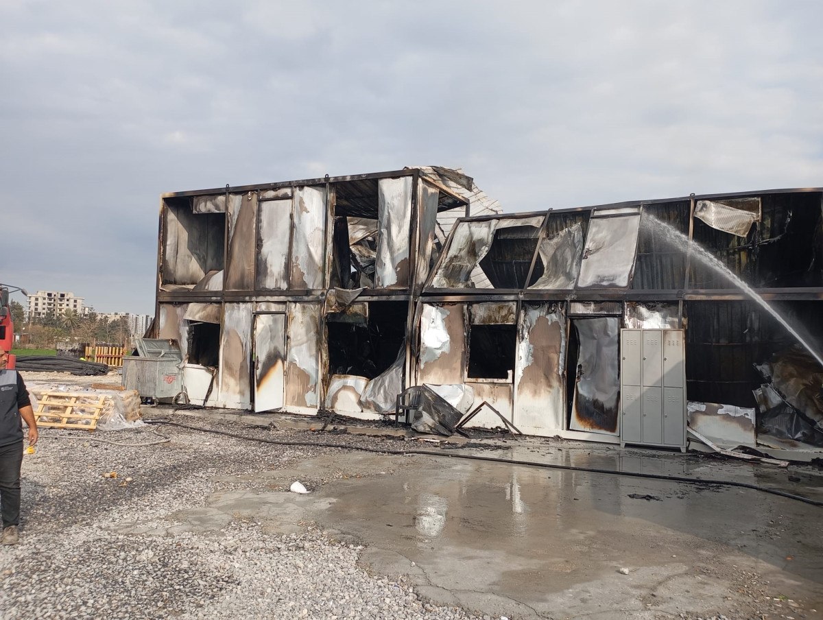 Hatay'da konteyner yemekhane alevlere teslim oldu 3 hatayda konteyner yemekhane alevlere teslim oldu 2 UFfqChRL