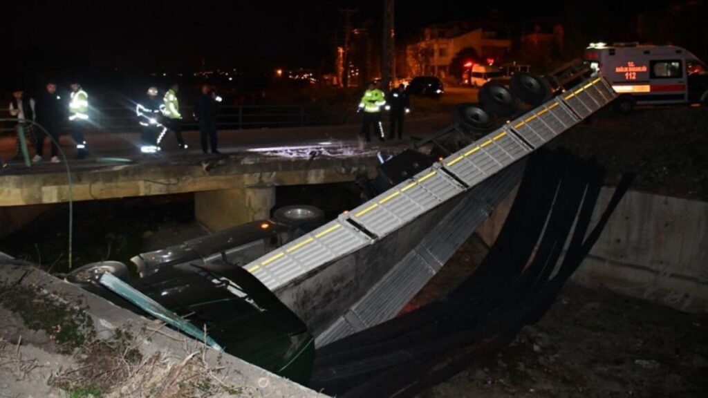 hatayda kopruden ucan tirin surucusu araci birakip kayiplara karisti gasDh4zW