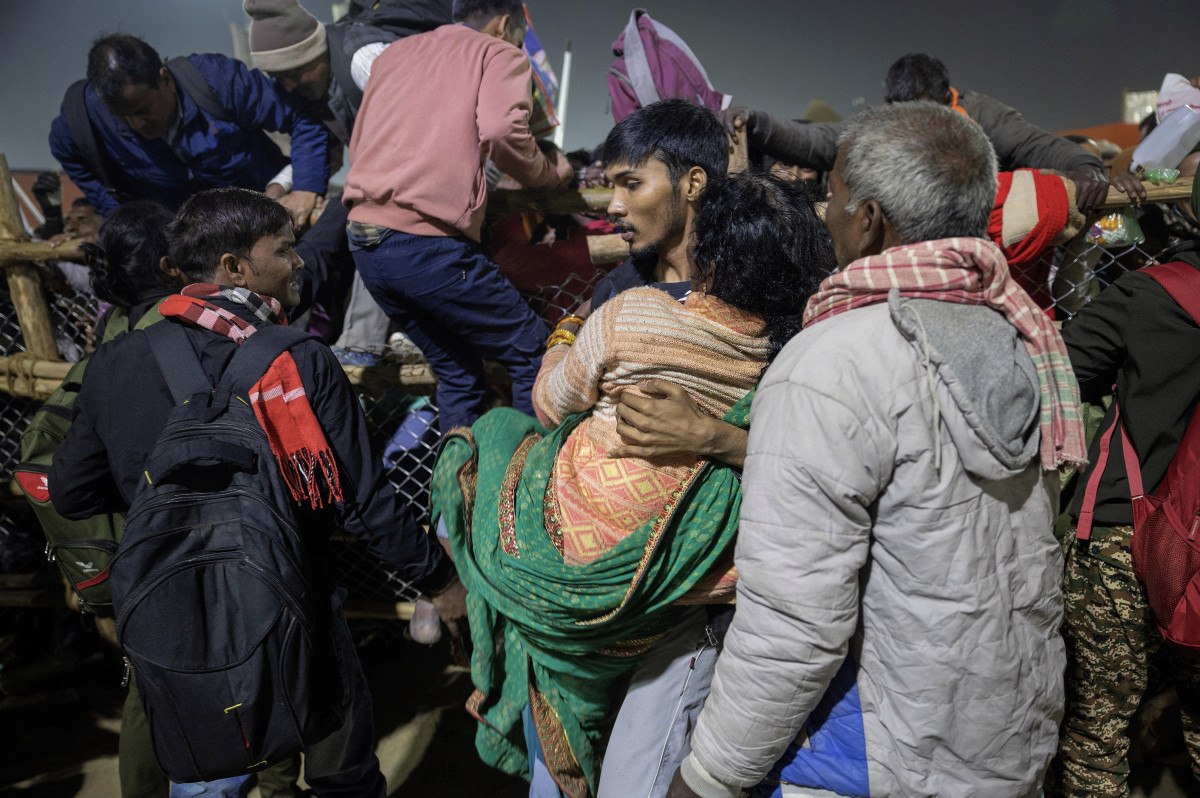 hindistanda dini festivalde izdiham cikti 10 kisi yasamini yitirdi 6 tSmhyMZM