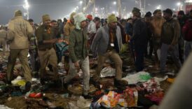 hindistanda dini festivalde izdiham cikti 10 kisi yasamini yitirdi v3Zgdu3x