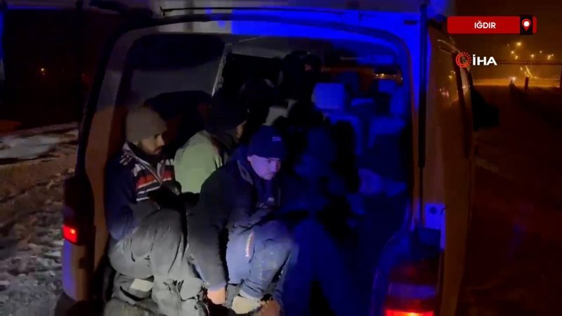 igdirda 15 duzensiz gocmen yakalandi ra7JkfXk