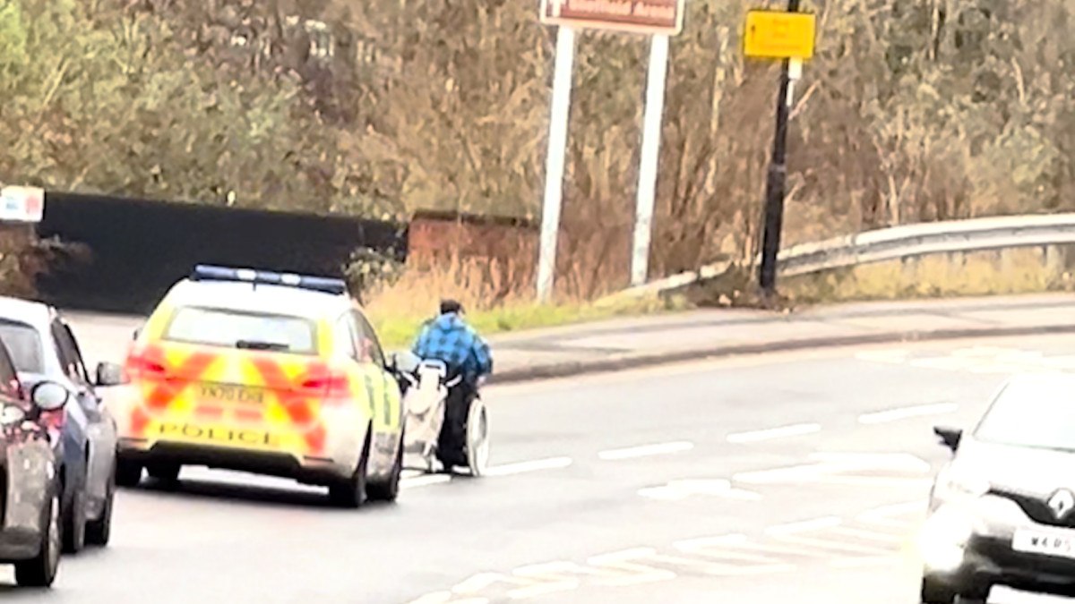 İngiltere'de şaşırtan görüntü: Tekerlekli sandalyeyle polisten kaçmaya çalıştı 1 ingilterede sasirtan goruntu tekerlekli sandalyeyle polisten kacmaya calisti 0 pQi9m9IX