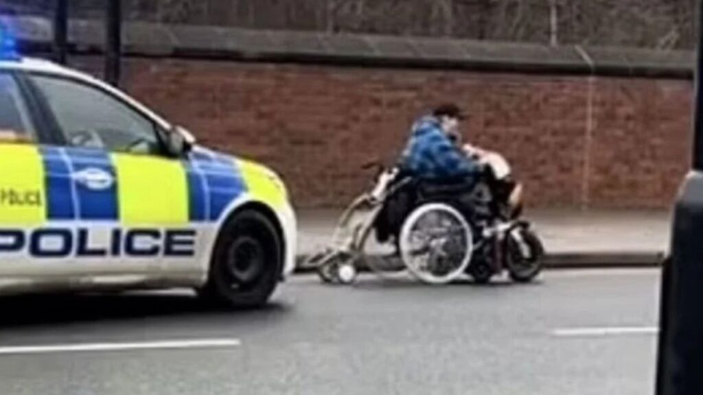 ingilterede sasirtan goruntu tekerlekli sandalyeyle polisten kacmaya calisti C5TCy4G3