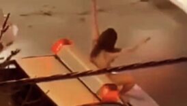 iranda protesto ciplak kadin polis arabasinin uzerine oturdu dmSwTVx1