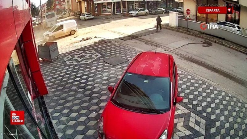 ispartada kontrolden cikan araclarin altinda kalmaktan son anda kurtuldu vfW3SJRn