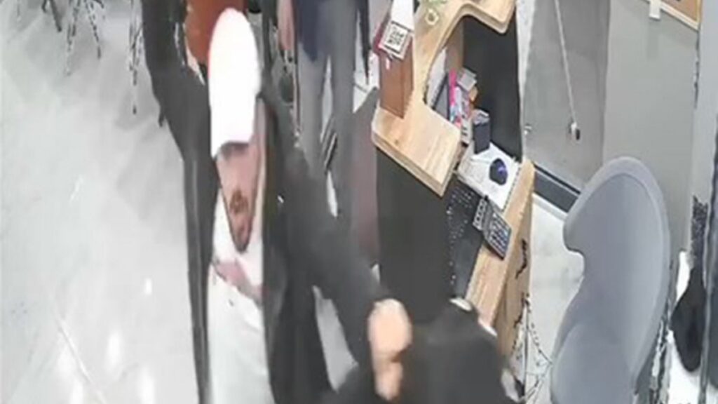 istanbul buyukcekmecede is yerini pala ve silahla basan sahislar esnaftan dayak yedi VbtShajf