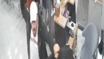 istanbul buyukcekmecede is yerini pala ve silahla basan sahislar esnaftan dayak yedi VbtShajf