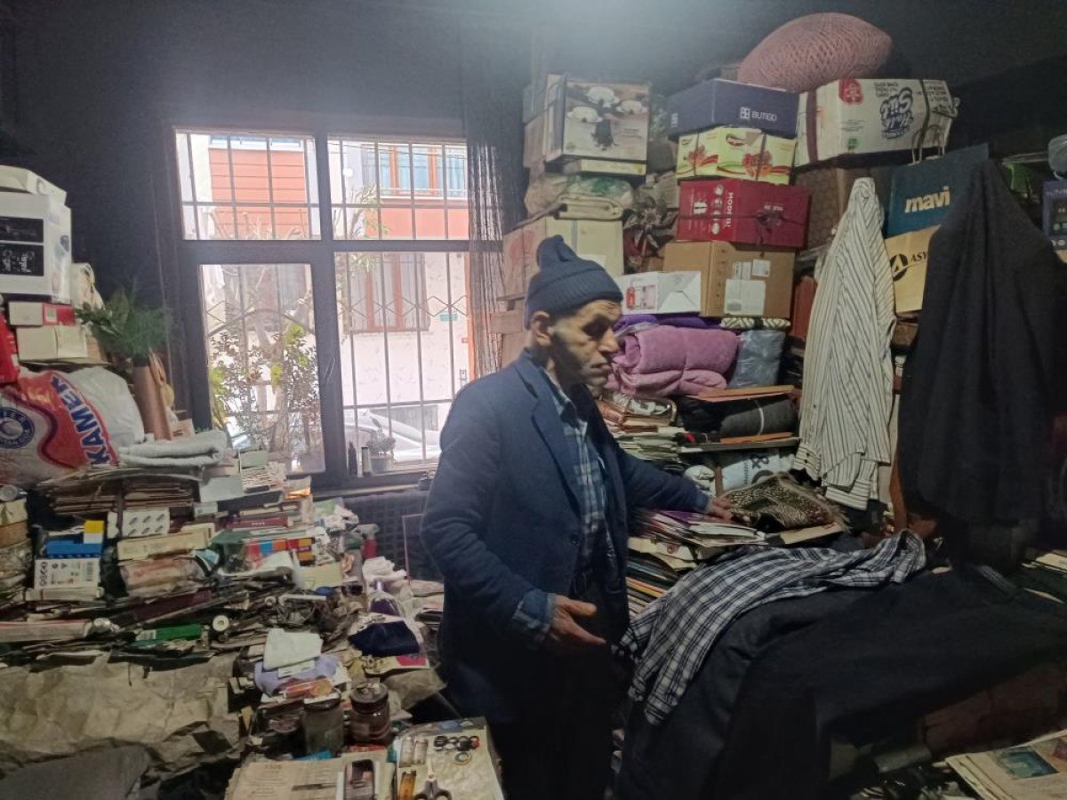 İstanbul Esenler'de yaşlı adamın evinden tonlarca çöp çıkartıldı 1 istanbul esenlerde yasli adamin evinden tonlarca cop cikartildi 0 qXCu39YJ
