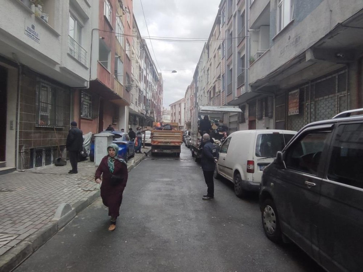 istanbul esenlerde yasli adamin evinden tonlarca cop cikartildi 1 HrhyMrAw