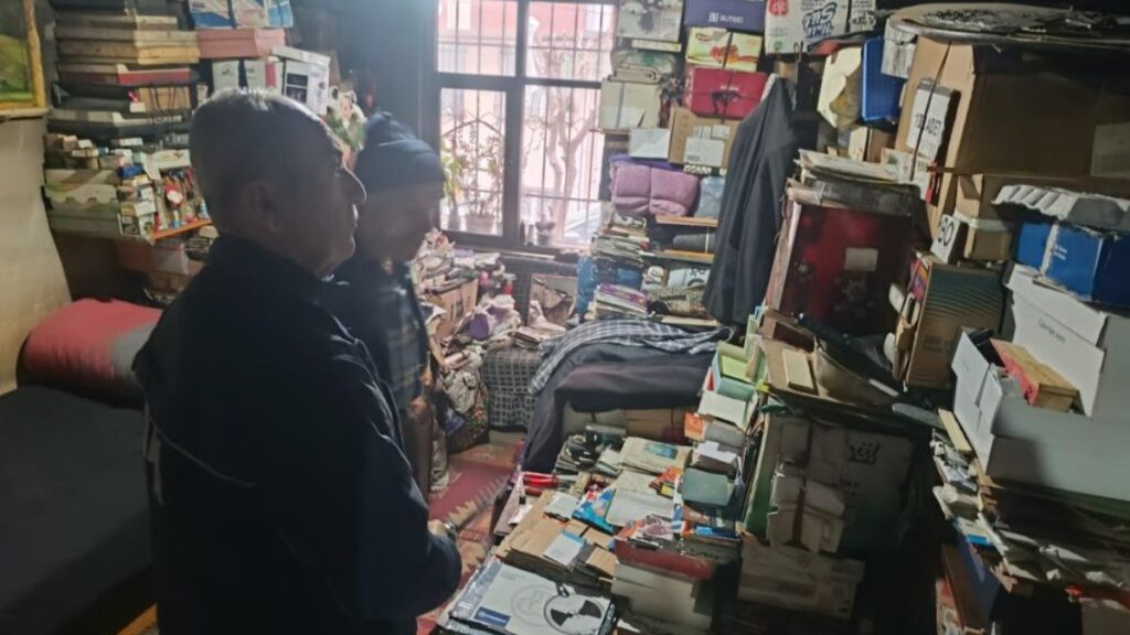 istanbul esenlerde yasli adamin evinden tonlarca cop cikartildi NJZ2sNJq