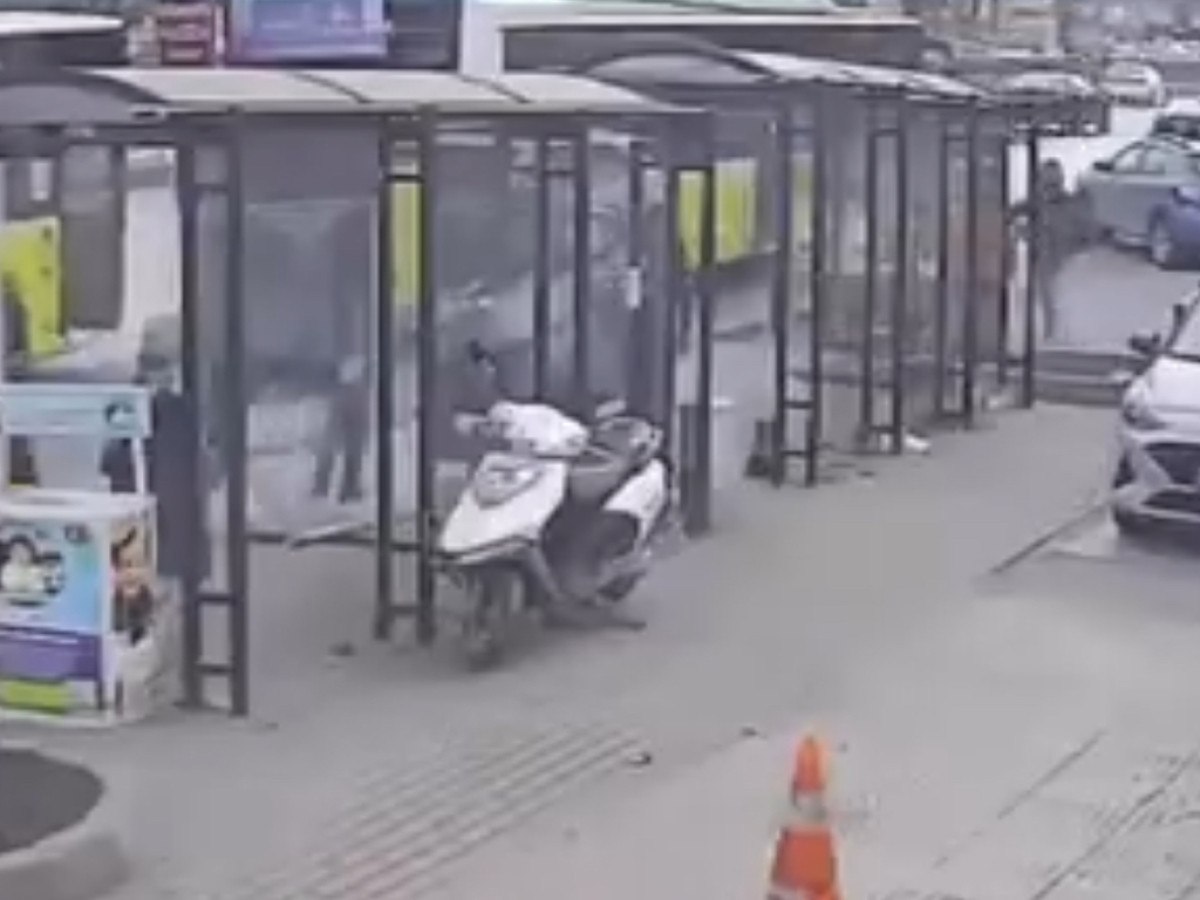 istanbul fatihte yardim kutusunu calmaya kalkan sahis darbedildi 0 CFh9eYI7