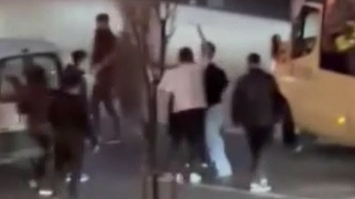 istanbul kucukcekmecede yol verme tartismasi tekme tokatli kavgaya donustu 0 YRuaqVMN