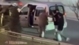 İstanbul Küçükçekmece'de yol verme tartışması tekme tokatlı kavgaya dönüştü 1 istanbul kucukcekmecede yol verme tartismasi tekme tokatli kavgaya donustu Ebf9Clij