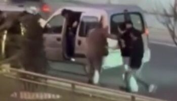 istanbul kucukcekmecede yol verme tartismasi tekme tokatli kavgaya donustu Ebf9Clij