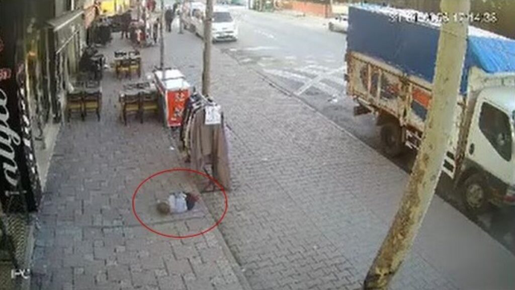 istanbulda 2 yasindaki cocuk balkondan dustu NPcWWvTv