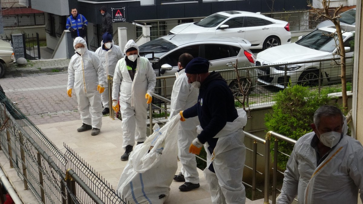 istanbulda esyalarini icra memurlarindan kacirmaya calisan horozlu teyze cop evden tahiye edildi 1 9ejOAPb6