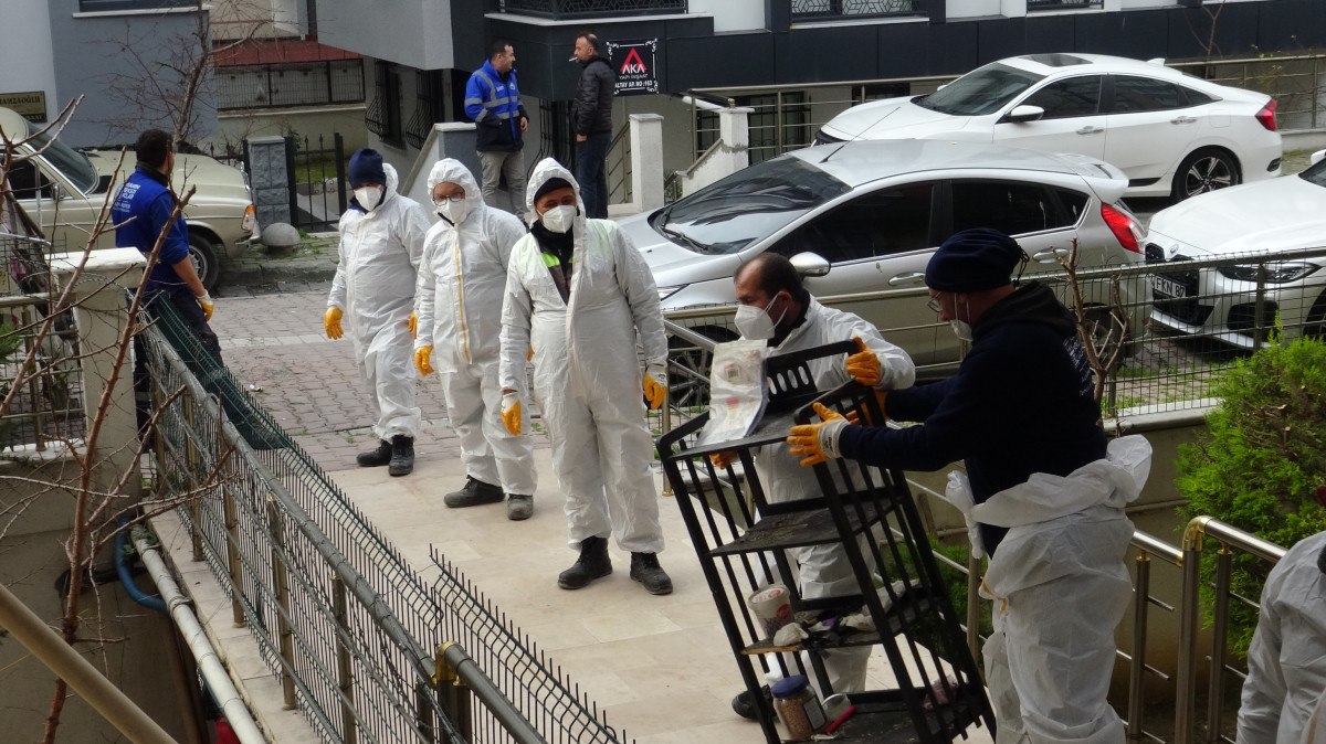 istanbulda esyalarini icra memurlarindan kacirmaya calisan horozlu teyze cop evden tahiye edildi 2 G7AeSaBs